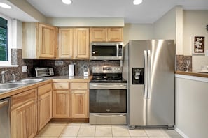 Frigorífico, microondas, placa de cocina y hervidor eléctrico