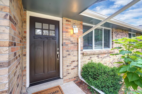 Exterior - Large 2 bedroom home with HUGE Yard * Easy Access (Wheat Ridge)