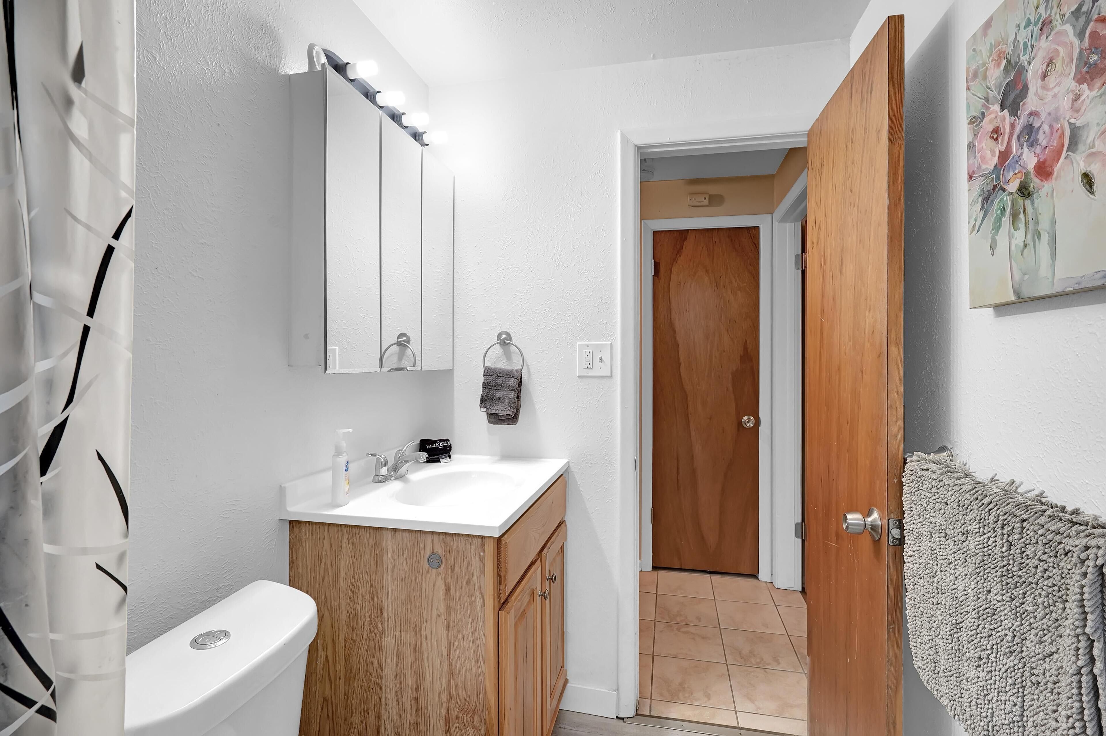 Large 2 bedroom home with HUGE Yard * Easy Access