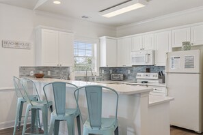 Fridge, microwave, oven, stovetop - Family Friendly Golf Villa near Beach & Broadway w/ pool, arcade, shuffleboard (Myrtle Beach)