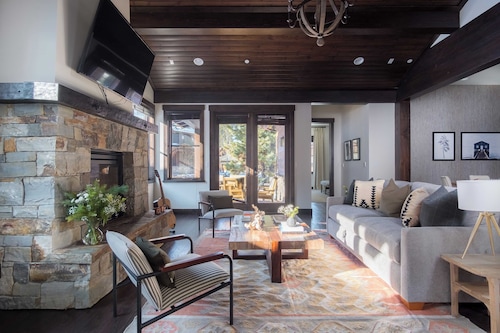 Maple by Avantstay Modern Mountain Home w/ Cozy Fire Pit 15 Mins frm Northstar