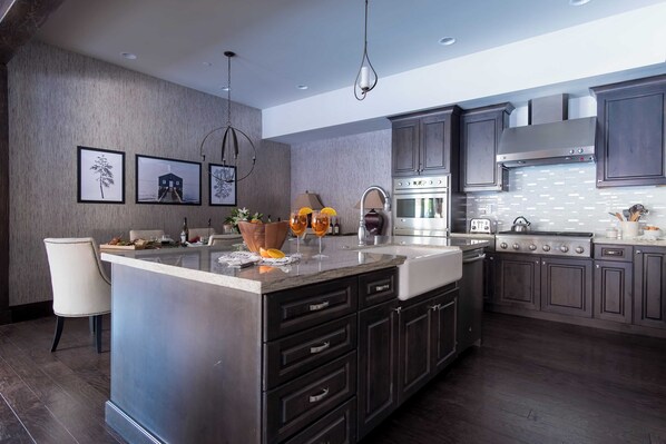 House (5 Bedrooms) | Interior