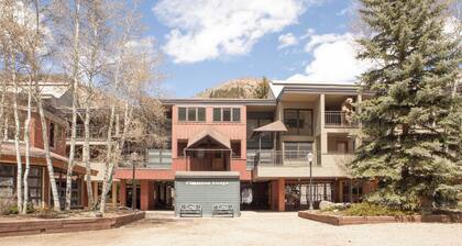 Cimarron Lodge 7 by Avantstay Ski-in/ski-out Property in Complex w/ Two Hot Tubs!