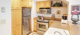 Cimarron Lodge 7 by Avantstay Ski-in/ski-out Property in Complex w/ Two Hot Tubs!