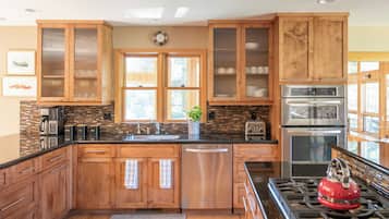 House (5 Bedrooms) | Interior