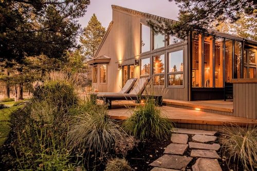 Sunriver by Avantstay Cozy Mountain Home w/ Indoor Pool and Hot Tub