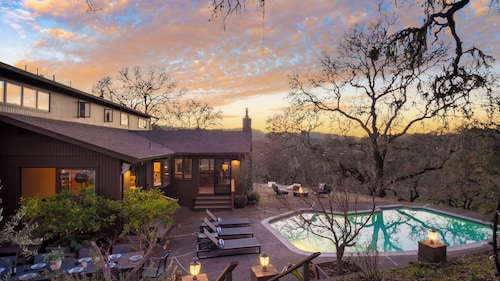 3.5-acre 5bdr Rereat w/ Views, Pool + Hot Tub, Fire Pit Gable by Avantstay
