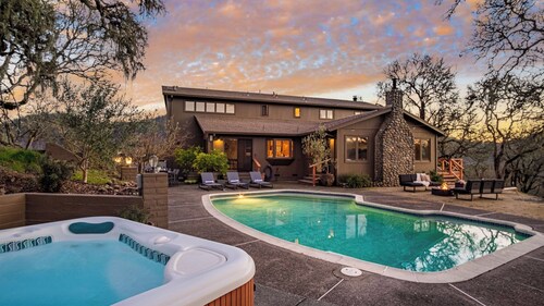 3.5-acre 5bdr Rereat w/ Views, Pool + Hot Tub, Fire Pit Gable by Avantstay