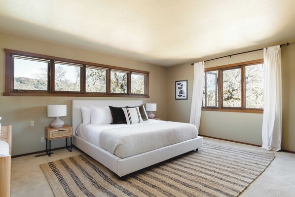 Interior - 3.5-acre 5bdr Rereat w/ Views, Pool + Hot Tub, Fire Pit Gable by Avantstay (Santa Rosa)