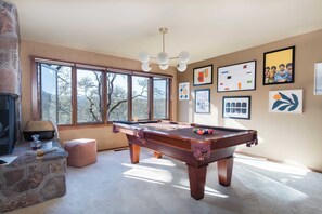 Interior - 3.5-acre 5bdr Rereat w/ Views, Pool + Hot Tub, Fire Pit Gable by Avantstay (Santa Rosa)