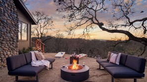 Interior - 3.5-acre 5bdr Rereat w/ Views, Pool + Hot Tub, Fire Pit Gable by Avantstay (Santa Rosa)