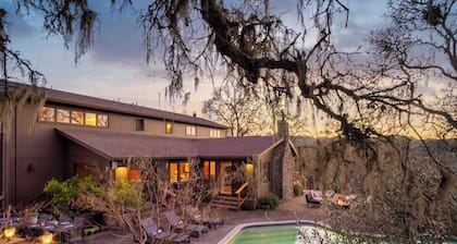 3.5-acre 5bdr Rereat w/ Views, Pool + Hot Tub, Fire Pit Gable by Avantstay