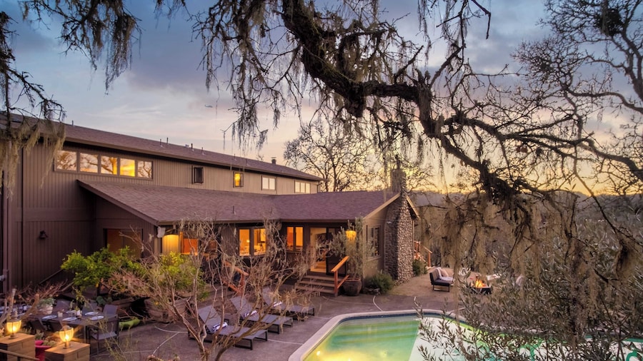 3.5-acre 5bdr Rereat w/ Views, Pool + Hot Tub, Fire Pit Gable by Avantstay