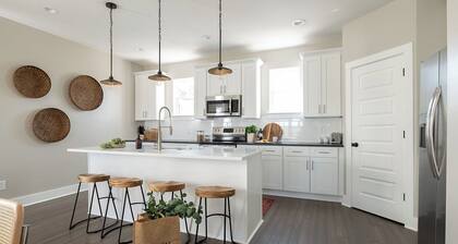 Shelton & Urban by Avantstay Sleeps 20! 2 Unit Buyout! Spacious Design