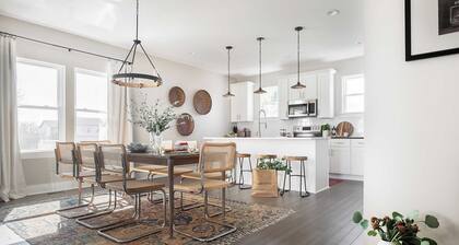 Shelton & Urban by Avantstay Sleeps 20! 2 Unit Buyout! Spacious Design