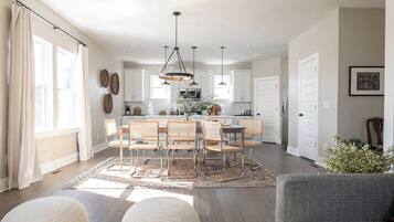 House (6 Bedrooms) | Interior