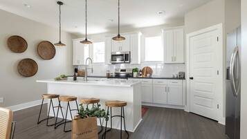 House (6 Bedrooms) | Interior