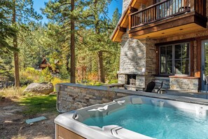 Villa (6 Bedrooms) | Interior - Hunter by Avantstay Award-winning Riverfront Cabin 5 Minutes From Palisades (Truckee)