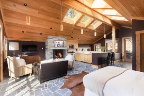 Villa (6 Bedrooms) | Interior - Hunter by Avantstay Riverfront Cabin w/ Prvt Cottage 5mins From Palisades (Truckee)