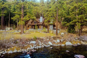 Interior - Hunter by Avantstay Award-winning Riverfront Cabin 5 Minutes From Palisades (Truckee)