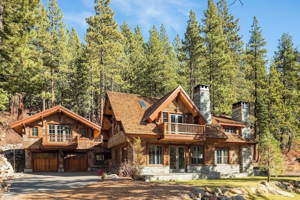 Villa (6 Bedrooms) | Front of property