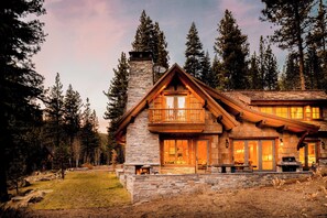 Front of property - Hunter by Avantstay Award-winning Riverfront Cabin 5 Minutes From Palisades (Truckee)