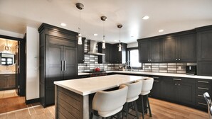 Nhà (4 Bedrooms) | Bếp riêng