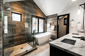 House (4 Bedrooms) | Bathroom | Bathtub, free toiletries, towels - Pinetree by Avantstay Modern Park City Getaway w/ Patio & Balcony (Park City)