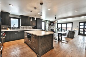Private kitchen - Pinetree by Avantstay Modern Park City Getaway w/ Patio & Balcony (Park City)