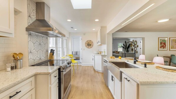 House (5 Bedrooms) | Interior