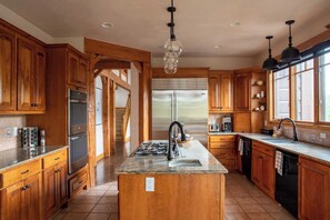 Casa (5 Bedrooms) | Cocina privada | Refrigerador, microondas, horno y parrilla de estufa 