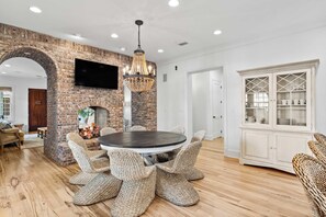 House (5 Bedrooms) | Interior