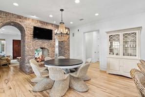 House (5 Bedrooms) | Interior