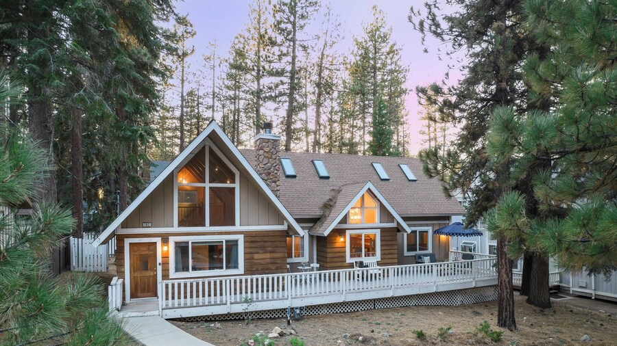 Hartwood by Avantstay Cozy Big Bear Abode w/ Spacious Deck & Stone Fireplace