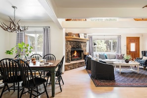 Interior - Hartwood by Avantstay Cozy Big Bear Abode w/ Spacious Deck & Stone Fireplace (Big Bear Lake)