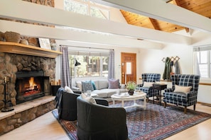 Interior - Hartwood by Avantstay Cozy Big Bear Abode w/ Spacious Deck & Stone Fireplace (Big Bear Lake)