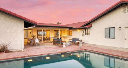 Lava Rocks by Avantstay Gorgeous Desert Haven w/ Pool, Hot Tub, Fire Pit & Ping Pong!