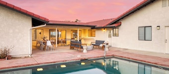 Lava Rocks by Avantstay Gorgeous Desert Haven w/ Pool, Hot Tub, Fire Pit & Ping Pong!