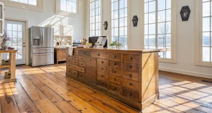 Shakespeare on the Hudson by Avantstay Two Home Buyout on the Hudson River! 22 Bedrooms!