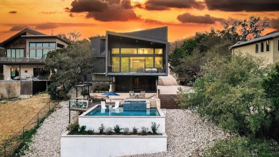 Barton by Avantstay Lake Views w/ Hot Tub, Pool & Ping Pong!