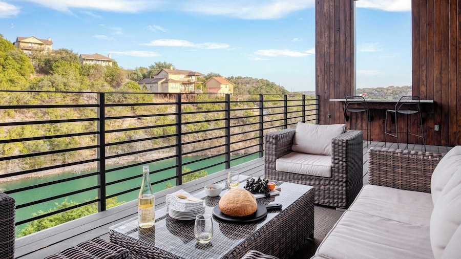 Barton by Avantstay Lake Views w/ Hot Tub, Pool & Ping Pong!