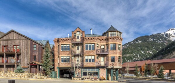 Interior - Ore Station 2 by Avantstay Modern Oasis in the Heart of Telluride w/ Hot Tub (Telluride)