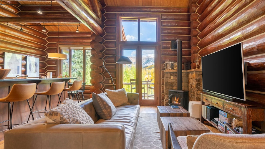 Townhome on the Creek 135 by Avantstay Ski In/ Ski Out Home w/ Hot Tub