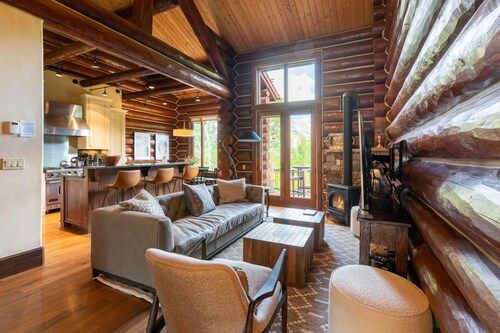 Townhome on the Creek 135 by Avantstay Ski In/ Ski Out Home w/ Hot Tub