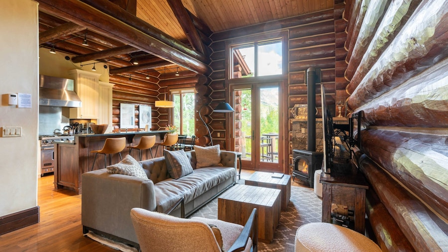 Townhome on the Creek 135 by Avantstay Ski In/ Ski Out Home w/ Hot Tub