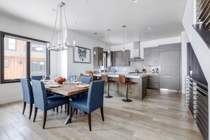 Dining - White Wolf by Avantstay Stunning Unit in Ideal Park City Location w/ Communal Pool & Hot Tub (Park City)