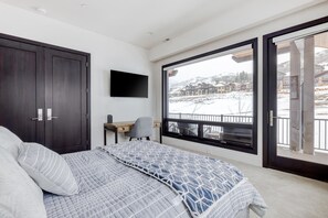 4 bedrooms, desk, iron/ironing board, free cots/infant beds - White Wolf by Avantstay Stunning Unit in Ideal Park City Location w/ Communal Pool & Hot Tub (Park City)