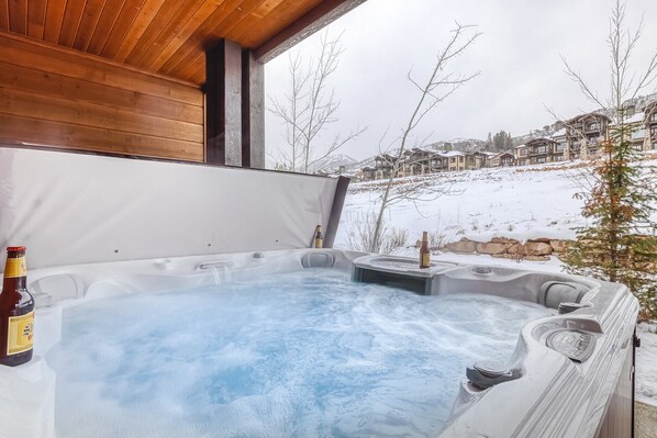 Outdoor spa tub - White Wolf by Avantstay Stunning Unit in Ideal Park City Location w/ Communal Pool & Hot Tub (Park City)