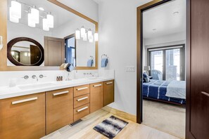 Free toiletries, towels, soap, shampoo - White Wolf by Avantstay Stunning Unit in Ideal Park City Location w/ Communal Pool & Hot Tub (Park City)