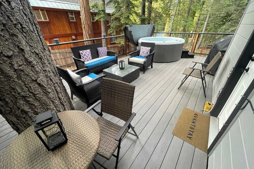 Sweet Pine Deck + Hot Tub, Cozy Modern Interior Close to Ski Resort!